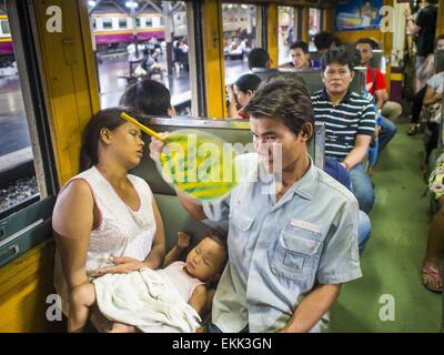 Bangkok, Bangkok, Thailand. 11. April 2015. Menschen auf eine 3. Klasse Zug nach Aranyaprathet auf der kambodschanischen Grenze warten auf den Zug ziehen aus Hua Lamphong Hauptbahnhof in Bangkok. Mehr als 130.000 Passagiere strömte durch Bangkoks Hauptbahnhof Freitag vor das traditionelle Neujahrsfest Songkran, Thailand. Songkran wird vom 13.-15. April gefeiert aber Leute begannen aus Bangkok am 10. April in ihre Heimatprovinzen zurück strömen. Bildnachweis: Jack Kurtz/ZUMA Draht/Alamy Live-Nachrichten Stockfoto