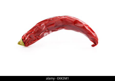 Red hot chili Pepper getrocknet. Nahaufnahme Studioaufnahme von Spice auf weißem Hintergrund. Seitenansicht. Stockfoto