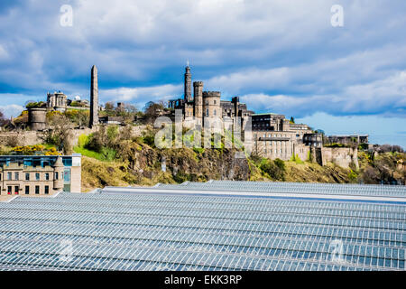 Blick Richtung Calton Hill in Edinburgh, Schottland über das große Glasdach der Bahnhof Waverley Stockfoto