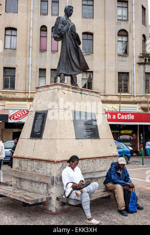 Johannesburg Südafrika, Gandhi Square, Mohandas Mahatma, junger Anwalt, Statue, schwarze Frau weibliche Frauen, Mann Männer männlich, Bewohner, sitzen, SAfri150 Stockfoto