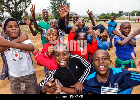 Johannesburg Südafrika, African Nasrec, Black Blacks African Africans ethnische Minderheit, männliche Jungen Jungen Jungen Jungen Jungen Kind Kinder Kinder, Freunde, Hand SIG Stockfoto