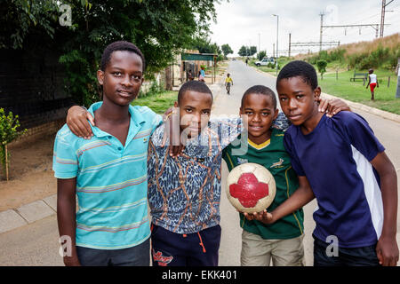 Johannesburg Südafrika, Soweto, Schwarzer männlicher Junge Jungen Kinder Freunde, Fußball-Fußball-Fußball-Futbol, Ball, Teenager Teenager Teenager Teenager SAfri150307043 Stockfoto