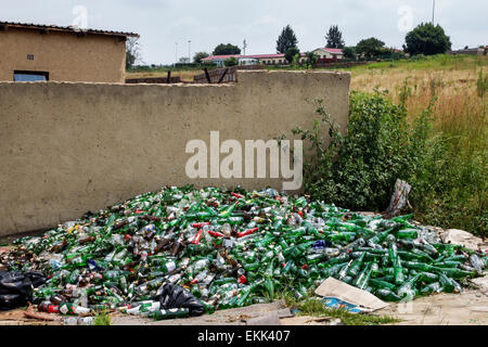 Johannesburg Südafrika, Soweto, Stapel, Sammlung, Flaschen, Recycling, SAfri150307050 Stockfoto