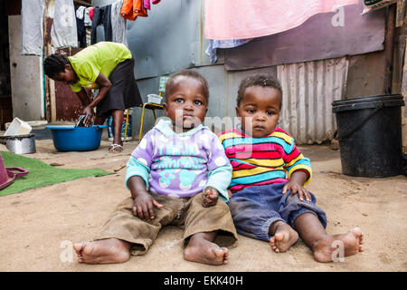 Johannesburg Südafrika, Soweto, Schwarze Frau weibliche Frauen, Mutter, männliche Jungen Jungen Kinder Sohn, Baby Babys Kinder, Haus, Schmutz Boden, SAfri15030 Stockfoto