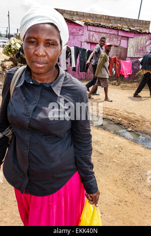 Johannesburg Südafrika, Afrikanische Soweto, Schwarze Afrikanische Afrikaner ethnische Minderheit, Erwachsene Erwachsene Frau Frauen weibliche Dame, Wohnsitz, Einwohner, Straße, Stockfoto