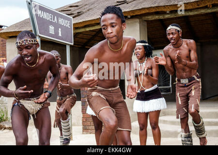 Johannesburg Südafrika, Soweto, Vilakazi Street Precinct, schwarzer Mann Männer männlich, Frau weibliche Frauen, Darsteller, singen, tanzen, SAfri150307112 Stockfoto