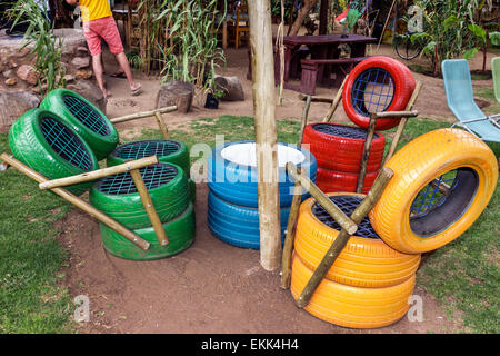 Johannesburg Südafrika, African Soweto, Lebo's Backpackers Hostel, Stühle, Tisch, zweckentfremdet, gebrauchte Reifen, Besucher reisen Reise Reise Tourismus l Stockfoto