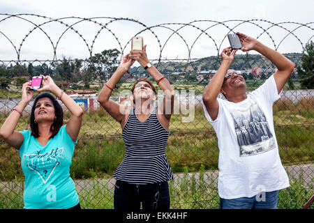 Johannesburg Südafrika, Soweto, Orlando Cooling Towers, Skyriders Bungee Jumping, umgewidmet, asiatischer Mann Männer männlich, Frau weibliche Frauen, Smartphone-Handy Phon Stockfoto