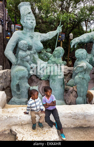 Johannesburg Südafrika, Soweto, Kwa-Khaya Lendaba Credo Mutwa Cultural Village, Skulpturen, schwarzer männlicher Junge Jungen Kinder SAfri150307135 Stockfoto