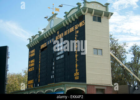 Adelaide, Australien. 11. April 2015. Hommage auf der alten Anzeigetafel in Adelaide Oval, australischer Cricketspieler und Rundfunksprecher Richie Benaud 1930-2015, starb im Alter von 84 an den Folgen von Hautkrebs Credit: Amer Ghazzal/Alamy Live-Nachrichten Stockfoto