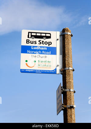 Eine Bushaltestelle befindet sich in dem Dorf Ludham, Norfolk, England, Vereinigtes Königreich Sign. Stockfoto