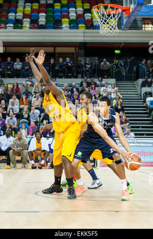 London, UK. 10. April 2015. London Lions Laurent Iren verteidigt gegen Sheffield Haie Spieler Zachariah Gachette während der BBL Meisterschaftsspiel zwischen Löwen London und Sheffield Haie in der Kupfer-Box-Arena im Olympiapark. London-Lions verlieren 71-73 in ein sehr enges Spiel. Stockfoto