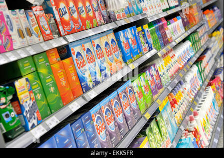 Reinigungsprodukte, Pulver und Weichspüler waschen Sie auf einem Supermarktregal. Stockfoto