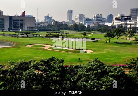 Bangkok, Thailand: Blick über die grünen, Sand- und Teichen des Golfplatzes Royal Sports Club auf Thanon Ratchadamri Stockfoto