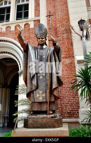 Bangkok, Thailand: Statue von Papst Johannes Paul II Flanken der Haupteingangstür an 1809-21 Kathedrale Mariä Himmelfahrt Stockfoto