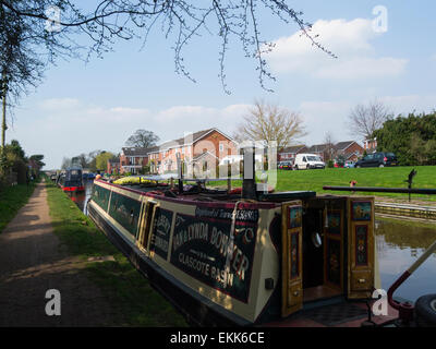 Narrowboats festgemacht auf The Shropshire Union Canal in kleinen Marktstadt Market Drayton Shropshire am schönen Frühlingswetter Tag Stockfoto