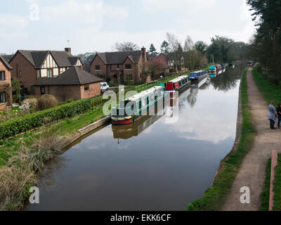 Narrowboats vor Anker am The Shropshire Union Canal im Marktflecken Market Drayton Shropshire Leinpfad bei Wanderern beliebt Stockfoto