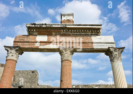 Das Gebiet im Nordosten von The Forum außerhalb der Macellum mit Spalten und Portikus, Pompeji, Italien Stockfoto