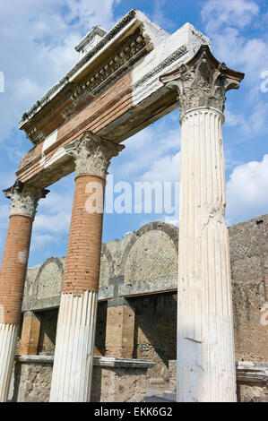 Das Gebiet im Nordosten von The Forum außerhalb der Macellum mit Spalten und Portikus, Pompeji, Italien Stockfoto