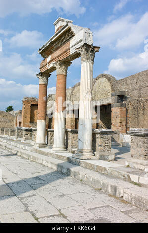 Das Gebiet im Nordosten von The Forum außerhalb der Macellum mit Spalten und Portikus, Pompeji, Italien Stockfoto