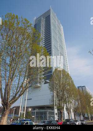 TURIN, Italien - 11. April 2015: Der neue Wolkenkratzer Gehäuse Intesa San Paolo Bank Hauptsitz entworfen von Renzo Piano Building Workshop gerade heute für die Öffentlichkeit geöffnet ist das höchste Gebäude in Turin Stockfoto