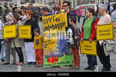 Dresden, Deutschland. 11. April 2015. Umweltaktivisten von Greenpeace und Campact protestieren gegen Braunkohle Stromerzeugung vor der Frauenkirche in Dresden, Deutschland, 11. April 2015. Die Demonstranten bildeten eine Menschenkette und forderte die Bundesregierung und die Landesregierungen von Sachsen und Brandenburg bis zum Ausstieg aus Braunkohle-Stick. Foto: MATTHIAS HIEKEL/Dpa/Alamy Live News Stockfoto