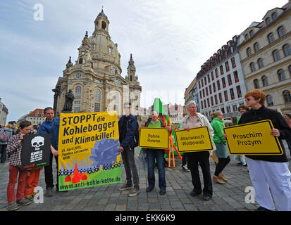 Dresden, Deutschland. 11. April 2015. Umweltaktivisten von Greenpeace und Campact protestieren gegen Braunkohle Stromerzeugung vor der Frauenkirche in Dresden, Deutschland, 11. April 2015. Die Demonstranten bildeten eine Menschenkette und forderte die Bundesregierung und die Landesregierungen von Sachsen und Brandenburg bis zum Ausstieg aus Braunkohle-Stick. Foto: MATTHIAS HIEKEL/Dpa/Alamy Live News Stockfoto