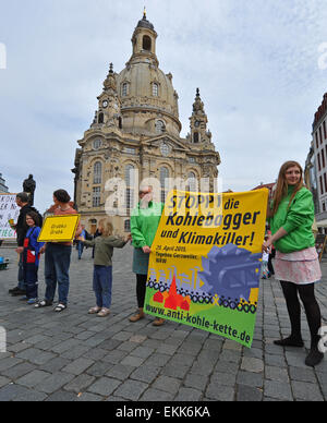 Dresden, Deutschland. 11. April 2015. Umweltaktivisten von Greenpeace und Campact protestieren gegen Braunkohle Stromerzeugung vor der Frauenkirche in Dresden, Deutschland, 11. April 2015. Die Demonstranten bildeten eine Menschenkette und forderte die Bundesregierung und die Landesregierungen von Sachsen und Brandenburg bis zum Ausstieg aus Braunkohle-Stick. Foto: MATTHIAS HIEKEL/Dpa/Alamy Live News Stockfoto