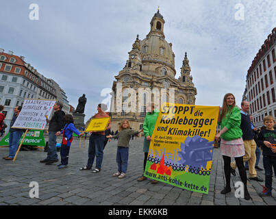 Dresden, Deutschland. 11. April 2015. Umweltaktivisten von Greenpeace und Campact protestieren gegen Braunkohle Stromerzeugung vor der Frauenkirche in Dresden, Deutschland, 11. April 2015. Die Demonstranten bildeten eine Menschenkette und forderte die Bundesregierung und die Landesregierungen von Sachsen und Brandenburg bis zum Ausstieg aus Braunkohle-Stick. Foto: MATTHIAS HIEKEL/Dpa/Alamy Live News Stockfoto