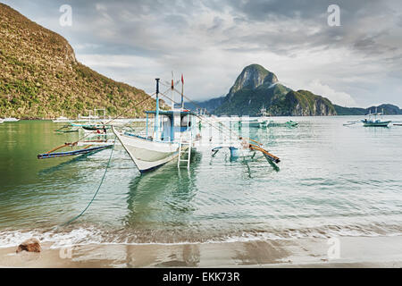 Traditionelle philippinische Boote Bangka in der Lagune von El Nido Stockfoto
