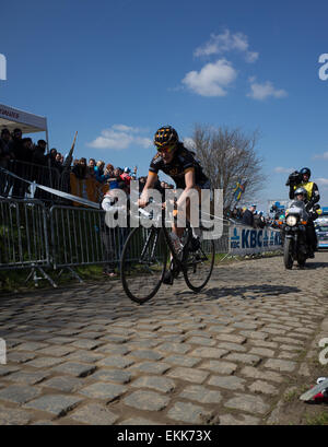 Elisa Longo Borghini stellt eine einsame Pause an der Oude Kwaremont bei der Frauen die Flandern-Rundfahrt, April 2015 Stockfoto