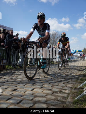 Trentin führt eine kleine Gruppe von drei Fahrer auf dem zweiten Anstieg der Oude Kwaremont auf 2015 die Flandern-Rundfahrt Stockfoto