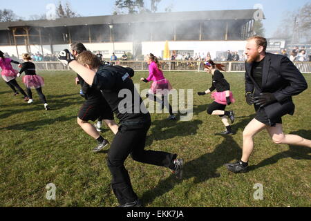 Sopot, Polen 11. April 2015 Runmageddon Rekrut Extreme laufen in Zoppot in Sopot Hippodrom. Mehr als 1800 Feuer Teilnehmer laufen, wie Schlamm, hohen Mauern, ein Schwimmbad mit Eis, schwierige Hindernisse zu überwinden. Sie müssen auch unter Stacheldraht durchforsten. Bildnachweis: Michal Fludra/Alamy Live-Nachrichten Stockfoto