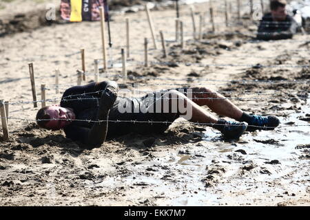 Sopot, Polen 11. April 2015 Runmageddon Rekrut Extreme laufen in Zoppot in Sopot Hippodrom. Mehr als 1800 Feuer Teilnehmer laufen, wie Schlamm, hohen Mauern, ein Schwimmbad mit Eis, schwierige Hindernisse zu überwinden. Sie müssen auch unter Stacheldraht durchforsten. Bildnachweis: Michal Fludra/Alamy Live-Nachrichten Stockfoto