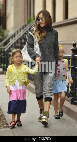 Sarah Jessica Parker nimmt Zwillingstöchter, Marion und Tabitha, mit in die Schule: Sarah Jessica Parker, Marion Broderick, Tabitha Broderick Where: Manhattan, New York, USA bei: 7. Oktober 2014 Stockfoto