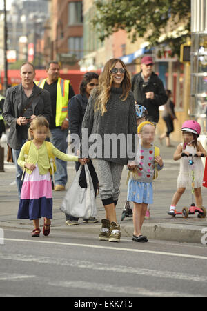 Sarah Jessica Parker nimmt Zwillingstöchter, Marion und Tabitha, mit in die Schule: Sarah Jessica Parker, Marion Broderick, Tabitha Broderick Where: Manhattan, New York, USA bei: 7. Oktober 2014 Stockfoto