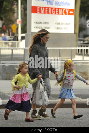 Sarah Jessica Parker nimmt Zwillingstöchter, Marion und Tabitha, mit in die Schule: Sarah Jessica Parker, Marion Broderick, Tabitha Broderick Where: Manhattan, New York, USA bei: 7. Oktober 2014 Stockfoto