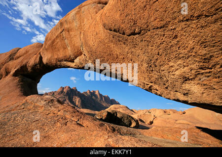 Massive Granit Arch, Spitzkoppe, Namibia, Südliches Afrika Stockfoto