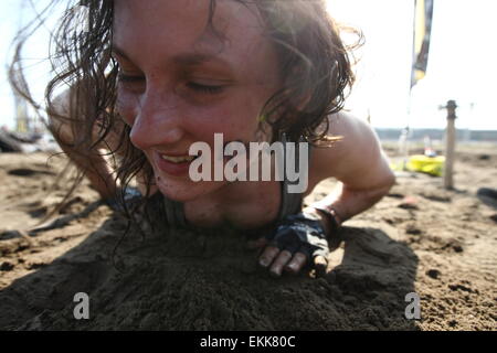 Sopot, Polen 11. April 2015 Runmageddon Rekrut Extreme laufen in Zoppot in Sopot Hippodrom. Mehr als 1800 Feuer Teilnehmer laufen, wie Schlamm, hohen Mauern, ein Schwimmbad mit Eis, schwierige Hindernisse zu überwinden. Sie müssen auch unter Stacheldraht durchforsten. Bildnachweis: Michal Fludra/Alamy Live-Nachrichten Stockfoto