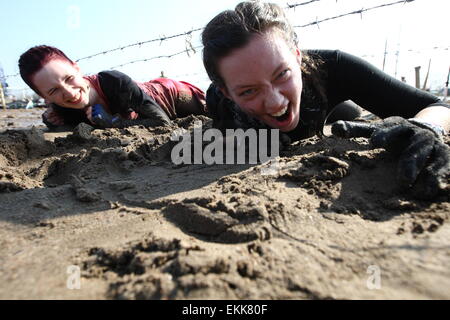 Sopot, Polen 11. April 2015 Runmageddon Rekrut Extreme laufen in Zoppot in Sopot Hippodrom. Mehr als 1800 Feuer Teilnehmer laufen, wie Schlamm, hohen Mauern, ein Schwimmbad mit Eis, schwierige Hindernisse zu überwinden. Sie müssen auch unter Stacheldraht durchforsten. Bildnachweis: Michal Fludra/Alamy Live-Nachrichten Stockfoto