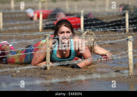 Sopot, Polen 11. April 2015 Runmageddon Rekrut Extreme laufen in Zoppot in Sopot Hippodrom. Mehr als 1800 Feuer Teilnehmer laufen, wie Schlamm, hohen Mauern, ein Schwimmbad mit Eis, schwierige Hindernisse zu überwinden. Sie müssen auch unter Stacheldraht durchforsten. Bildnachweis: Michal Fludra/Alamy Live-Nachrichten Stockfoto