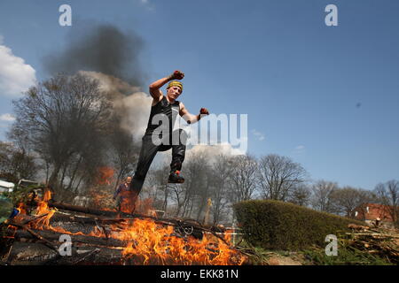 Sopot, Polen 11. April 2015 Runmageddon Rekrut Extreme laufen in Zoppot in Sopot Hippodrom. Mehr als 1800 Feuer Teilnehmer laufen, wie Schlamm, hohen Mauern, ein Schwimmbad mit Eis, schwierige Hindernisse zu überwinden. Sie müssen auch unter Stacheldraht durchforsten. Bildnachweis: Michal Fludra/Alamy Live-Nachrichten Stockfoto