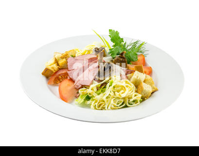 Rindfleischsalat mit Champignons und Tomaten auf einem Teller mit isolierten backround Stockfoto