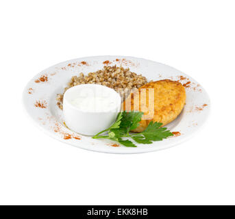 Großes Huhn Schnitzel mit Sauce und Buchweizen auf einem Teller mit einem isolierten Hintergrund Stockfoto