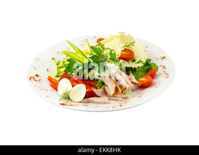 Salat mit Fleisch, Gemüse und Wachteln Eiern auf einem isolierten Hintergrund Stockfoto