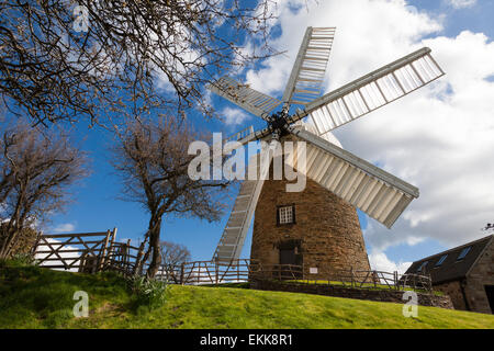 Heage, Derbyshire, Großbritannien 11. April 2015.  April Duschen und Frühlingssonne an der historischen Heage Windmühle, eine komplett restaurierte funktionierende Windmühle in Derbyshire Dorf von Heage. Die erste urkundliche Erwähnung der Mühle war eine Anzeige in der Derby-Quecksilber im Jahre 1791 für Steinmetz, Bauarbeiten, die Errichtung einer Windmühle durchzuführen.  Die Windmühle wird geglaubt, um in 1797 sitzt hoch auf einem Hügel mit Blick auf die Amber-Tal abgeschlossen wurden. Bildnachweis: Mark Richardson/Alamy Live-Nachrichten Stockfoto