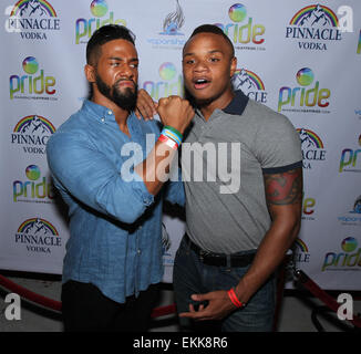 Miami Beach, Florida, USA. 10. April 2015. WWE Wrestler Darren Young (L), die erste US-amerikanischer Wrestler zu öffentlich als Homosexuell, kommen stellt mit Derrick Gordon (R), der erste offen schwule Spieler in der Division ich Herren College-Basketball, auf der VIP-Launch-Event für die 7. jährlichen Miami Beach Gay Pride-Festival in Miami Beach, Florida am 10. April 2015. Bildnachweis: Sean Drakes/Alamy Live-Nachrichten Stockfoto