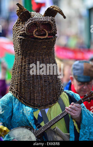 Londonderry, Nordirland. 11. April 2015. Schwenken Sie fest der keltischen Nationen. Armagh Rhymers (Kukeri) führen Sie ihre einzigartige irische mumming beim 44. Pan keltische Nationen Festival in Londonderry (Derry). Bildnachweis: George Sweeney/Alamy Live-Nachrichten Stockfoto