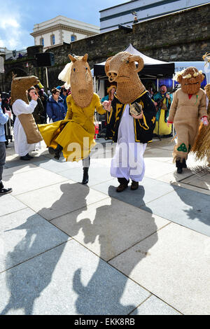 Londonderry, Nordirland. 11. April 2015. Schwenken Sie fest der keltischen Nationen. Armagh Rhymers (Kukeri) führen Sie ihre einzigartige irische mumming beim 44. Pan keltische Nationen Festival in Londonderry (Derry). Bildnachweis: George Sweeney/Alamy Live-Nachrichten Stockfoto