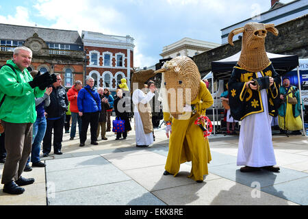 Londonderry, Nordirland. 11. April 2015. Schwenken Sie fest der keltischen Nationen. Armagh Rhymers (Kukeri) führen Sie ihre einzigartige irische mumming beim 44. Pan keltische Nationen Festival in Londonderry (Derry). Bildnachweis: George Sweeney/Alamy Live-Nachrichten Stockfoto